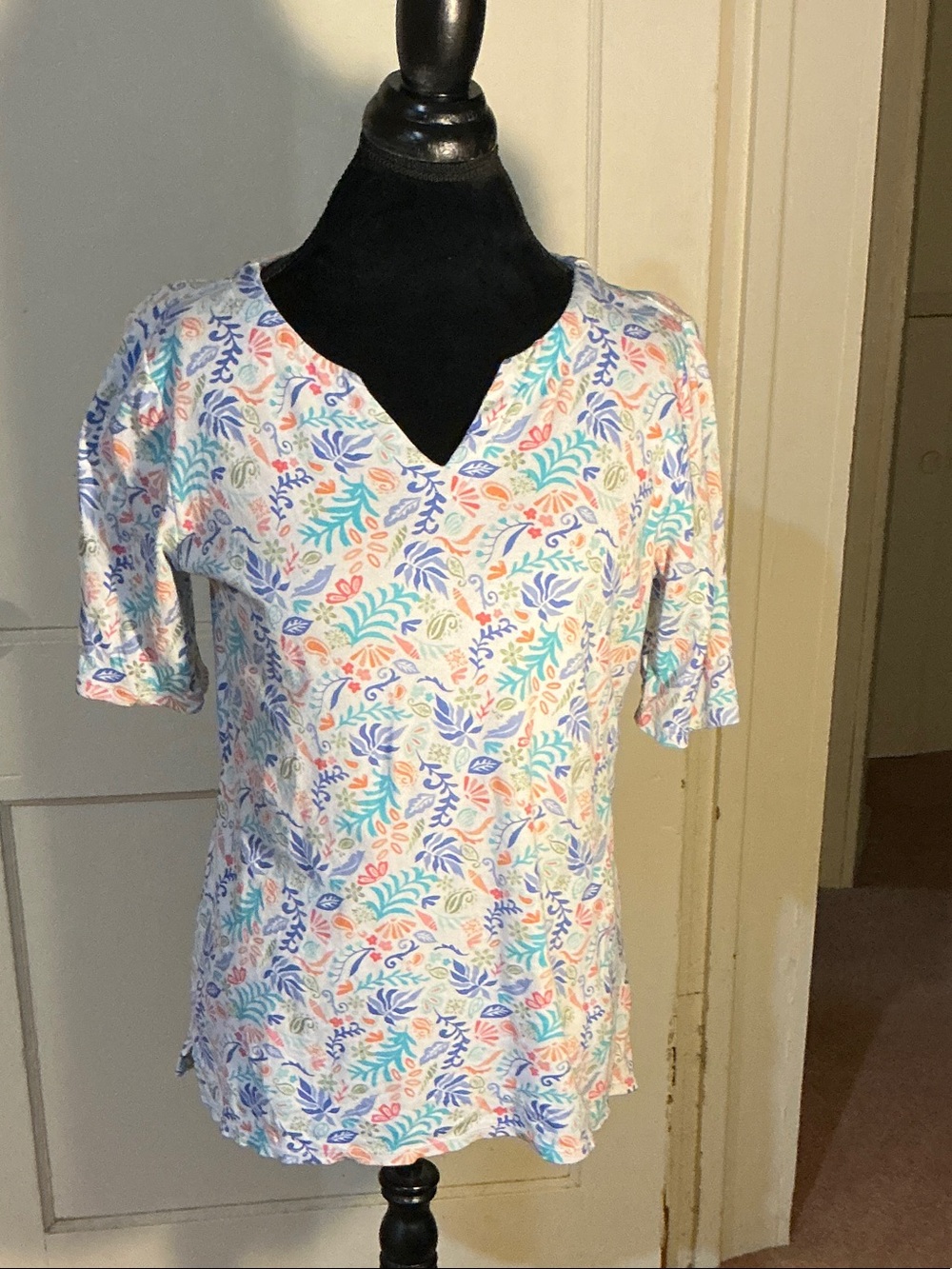 croft & barrow White V-Neck Short Sleeve Top with Multicolor Leaf Print